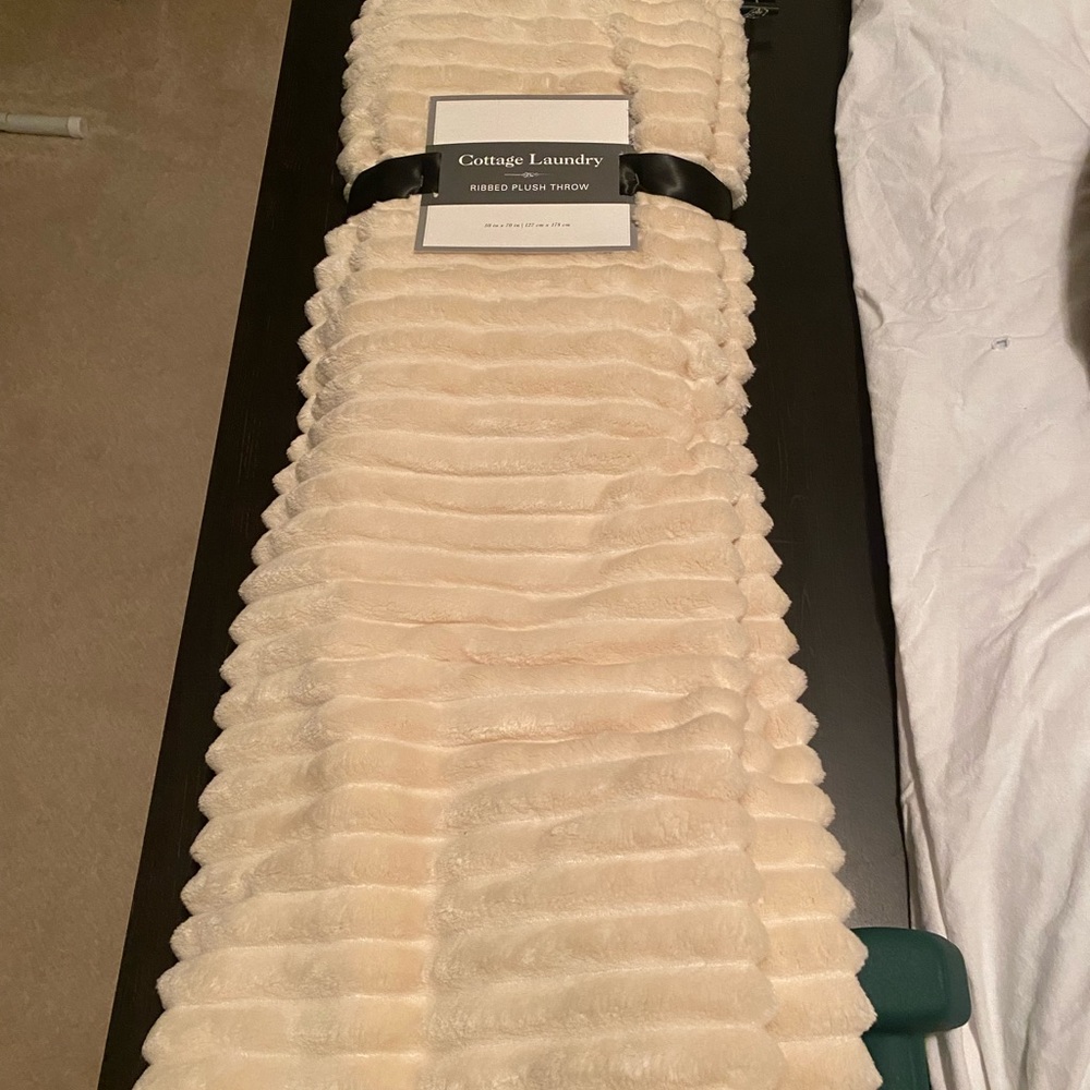 New-Cottage Laundry ribbed plush throw